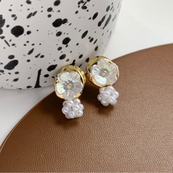 18k Gold Plated and Pearl Flower Earrings - Picture 3 of 10